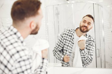 Dişlerini fırçalayan genç bir adamın portre görüntüsü