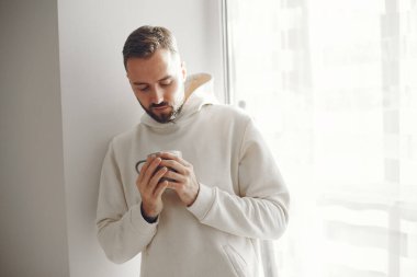 Çekici, zeki adam oturma odasında duruyor.