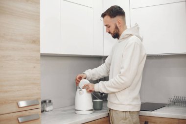 Çekici, akıllı adam evde vakit geçiriyor.