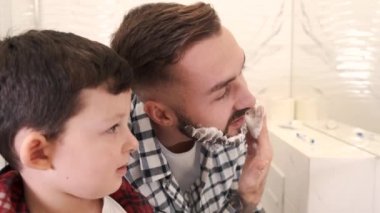 Hoş bir adam oğluna tıraş olmayı öğretiyor.