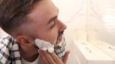 Hoş bir adam oğluna tıraş olmayı öğretiyor.