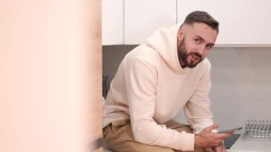 Genç adam evde Phoen ve kahve ile dinleniyor.