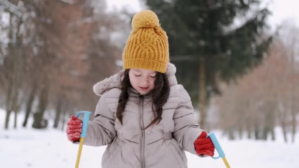 冬の公園でスキーに娘を教える母 — ストック動画