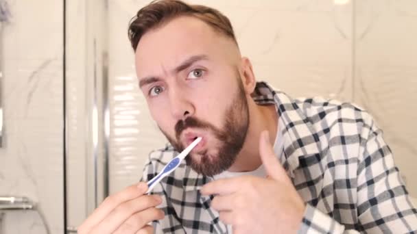 Joven con cepillo de dientes limpieza dientes aat baño en casa — Vídeos de Stock