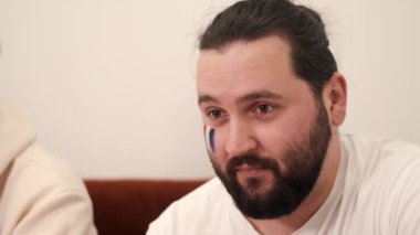 Bir grup mutlu arkadaş televizyonda bira eşliğinde maç izliyorlar.