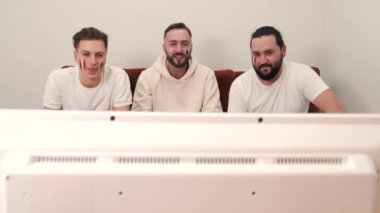 Bir grup mutlu arkadaş televizyonda bira eşliğinde maç izliyorlar.