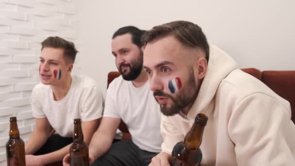 Grupp glada vänner fans tittar på en match på tv med öl — Stockvideo