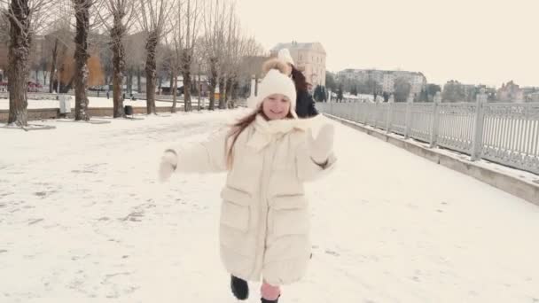 Mãe e filha andando e de mãos dadas no parque de inverno — Vídeo de Stock