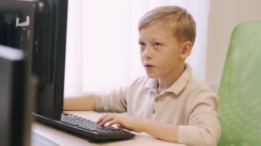 Öğrenci sınıfta konmpuant kullanıyor.