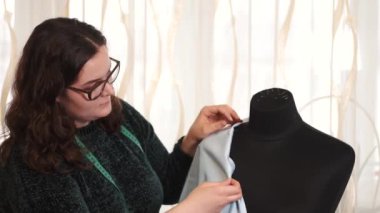 Güzel Kadın Moda Tasarımcısı Bir Kuyruklu Manken Üzerinde Kumaşları Ayarlıyor