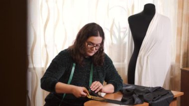 Masada kumaşla çalışan terzi.