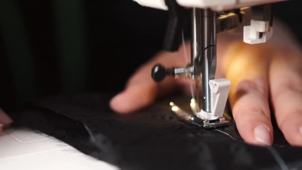 Creativo sarto femminile che lavora con la macchina da cucire — Video Stock