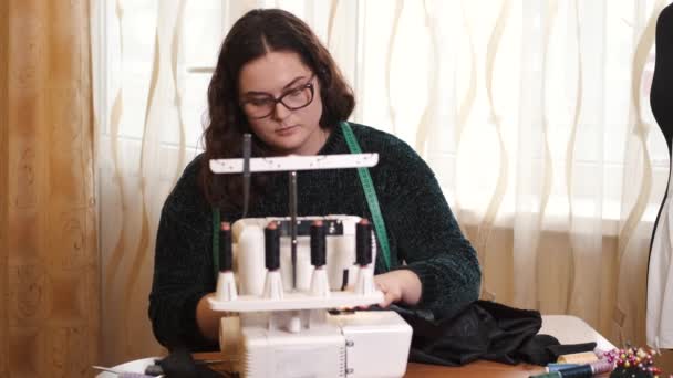 Sastre femenino creativo que trabaja con la máquina de coser — Vídeos de Stock