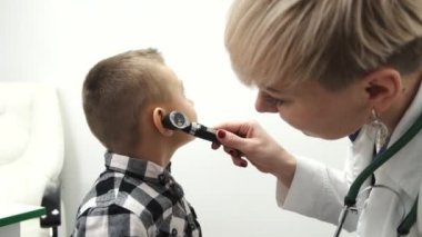 Muayene için doktor muayenehanesindeki öğrenci.