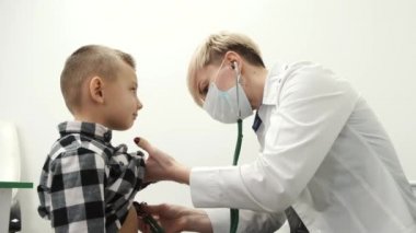 Muayene için doktor muayenehanesindeki öğrenci.