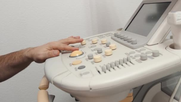Médico fazendo ultra-som 3d na barriga na clínica — Vídeo de Stock