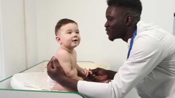 Médecin noir homme pédiatre examinant bébé à la clinique — Video