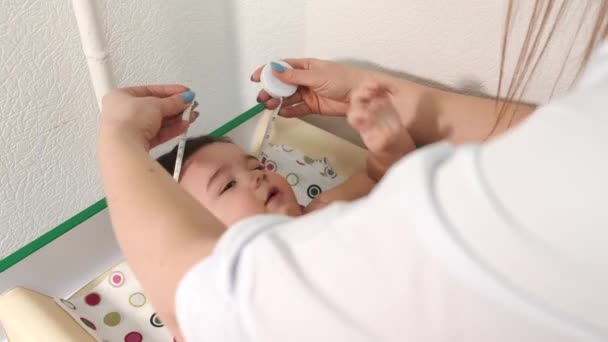 Medico femminile pediatra esaminando il bambino in clinica — Video Stock