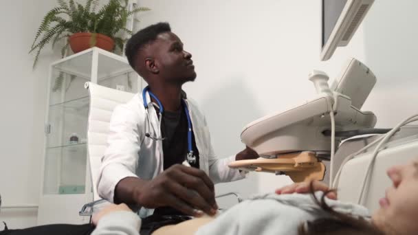 클리닉에서 배에 3d 초음파를 하고 있는 의사 — 비디오