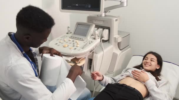 Médico haciendo ultrasonido 3d en el vientre en la clínica — Vídeos de Stock