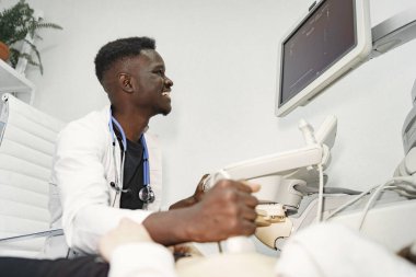 Afrikalı bir doktor ultrason teşhisi koydu.