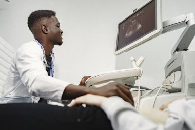 Afrikalı bir doktor ultrason teşhisi koydu.