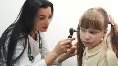 Muayene için doktor muayenehanesindeki öğrenci.