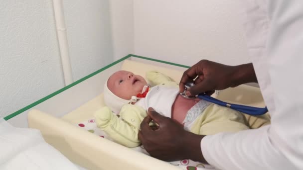Lekarz pediatra badający dziecko w klinice — Wideo stockowe