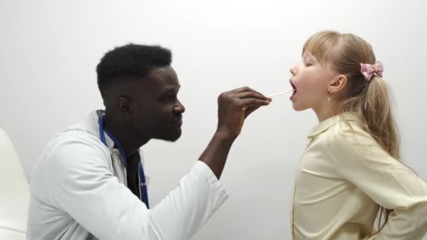 Niño de la escuela en el consultorio médico para chequear — Vídeos de Stock