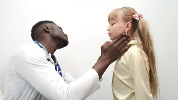 Iskolás gyerek az orvosi rendelőben ellenőrzésre. — Stock videók