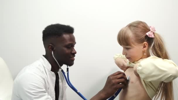 Dzieciak ze szkoły w gabinecie lekarskim na kontrolę — Wideo stockowe