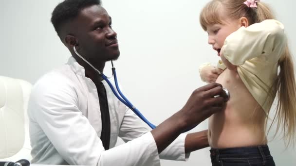 Niño de la escuela en el consultorio médico para chequear — Vídeo de stock