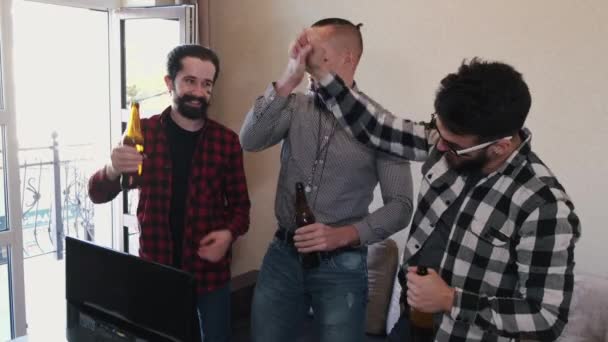 Трое мужчин болеют за сборную Украины по футболу дома — стоковое видео