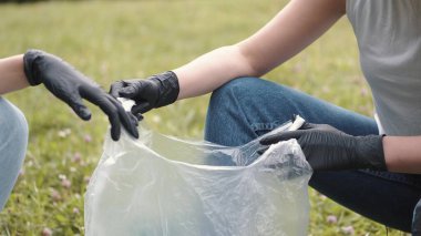 Bir grup gönüllü parktan çöp topluyor.