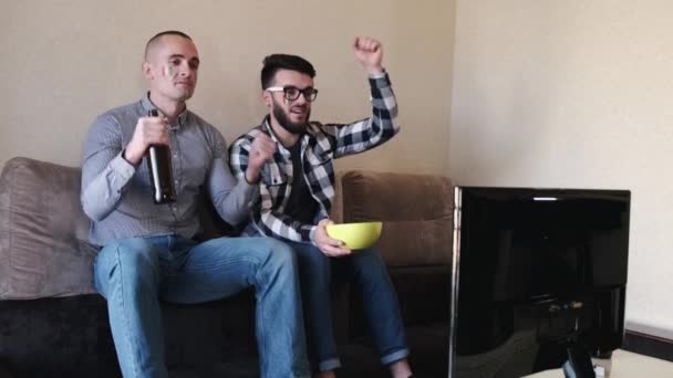 Dos hombres animando al equipo de fútbol italiano en casa — Vídeos de Stock