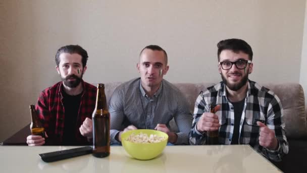 Tiga teman menonton pertandingan sepak bola bersama-sama di rumah — Stok Video