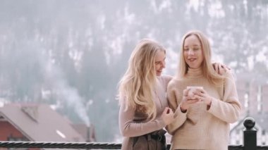 Dağlarda gülümseyen iki güzel bayan tatil köyünde