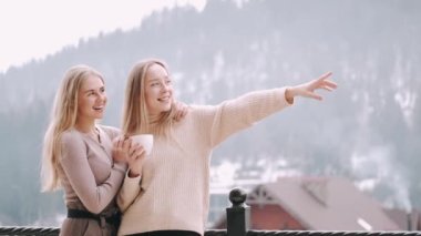 Dağlarda gülümseyen iki güzel bayan tatil köyünde