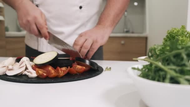 Chef en uniforme de coupe aubergine pour la soupe dans la cuisine moderne — Video