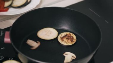 Mutfaktaki tavada sebze kızartma şefi.