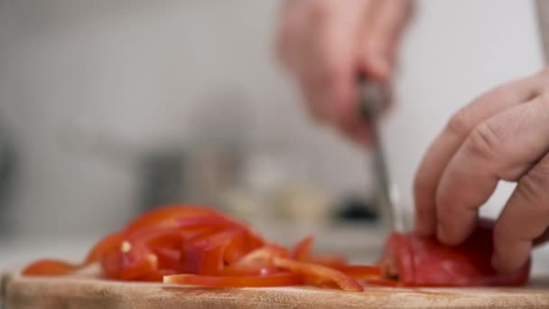 Шеф-кухар різання овочів з ножем крупним планом — стокове відео