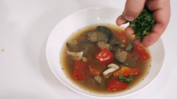 Šéfkuchař servíruje horkou polévku ze zeleniny do mísy — Stock video