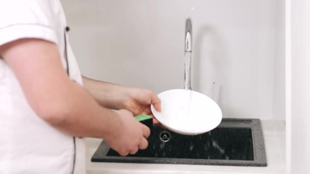 Chef washing kitchen ware after cooking in kitchen — Stock Video