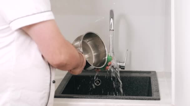Chef tvätta köksredskap efter matlagning i köket — Stockvideo