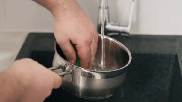 Séf mosás konyhai eszközök főzés után a konyhában — Stock videók