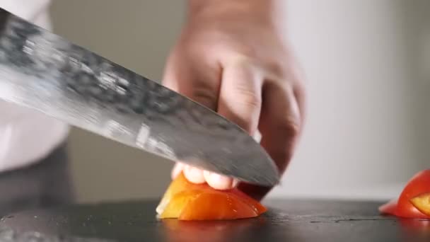 Chef cortando verduras con cuchillo vista de cerca — Vídeos de Stock