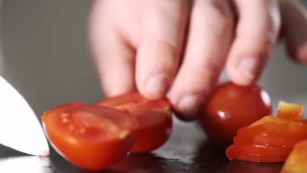 Chef cortando verduras con cuchillo vista de cerca — Vídeos de Stock