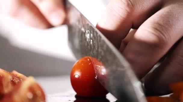 Chef cortando verduras con cuchillo vista de cerca — Vídeos de Stock