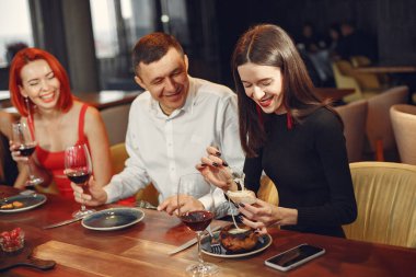 Bir grup insan lüks bir restoranda vakit geçirir.