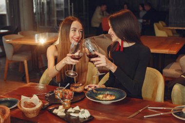 Bir grup kadın şık bir restoranda vakit geçiriyor.